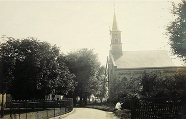 Driehuizen - P.Hoogland schildert hek pastorie