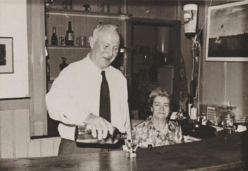 Ome Klaas en tante Geertje in hun café